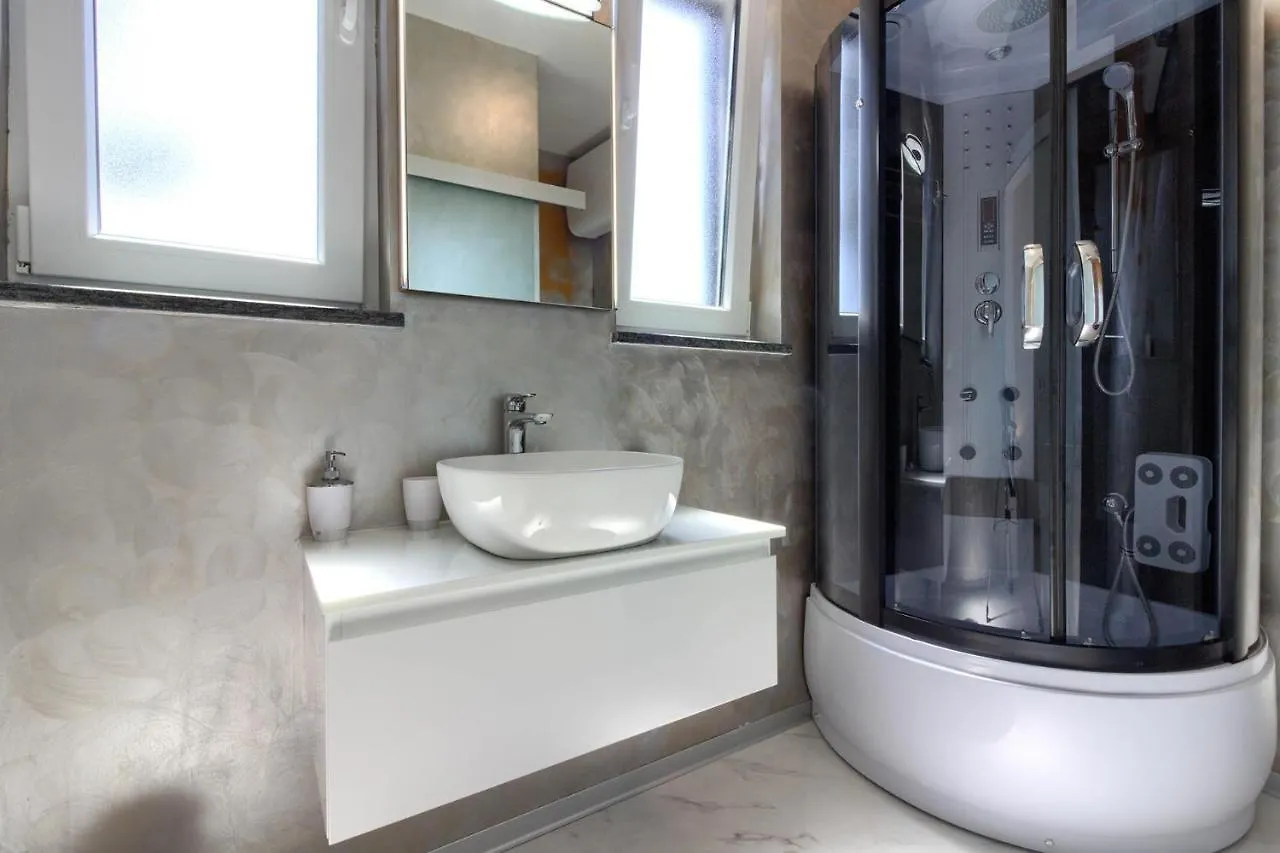 Amazing Villa Sandra With Pool Near The Beach, Extra Pool Heating Available - Wiibuk Medulin 0*,  Croatia