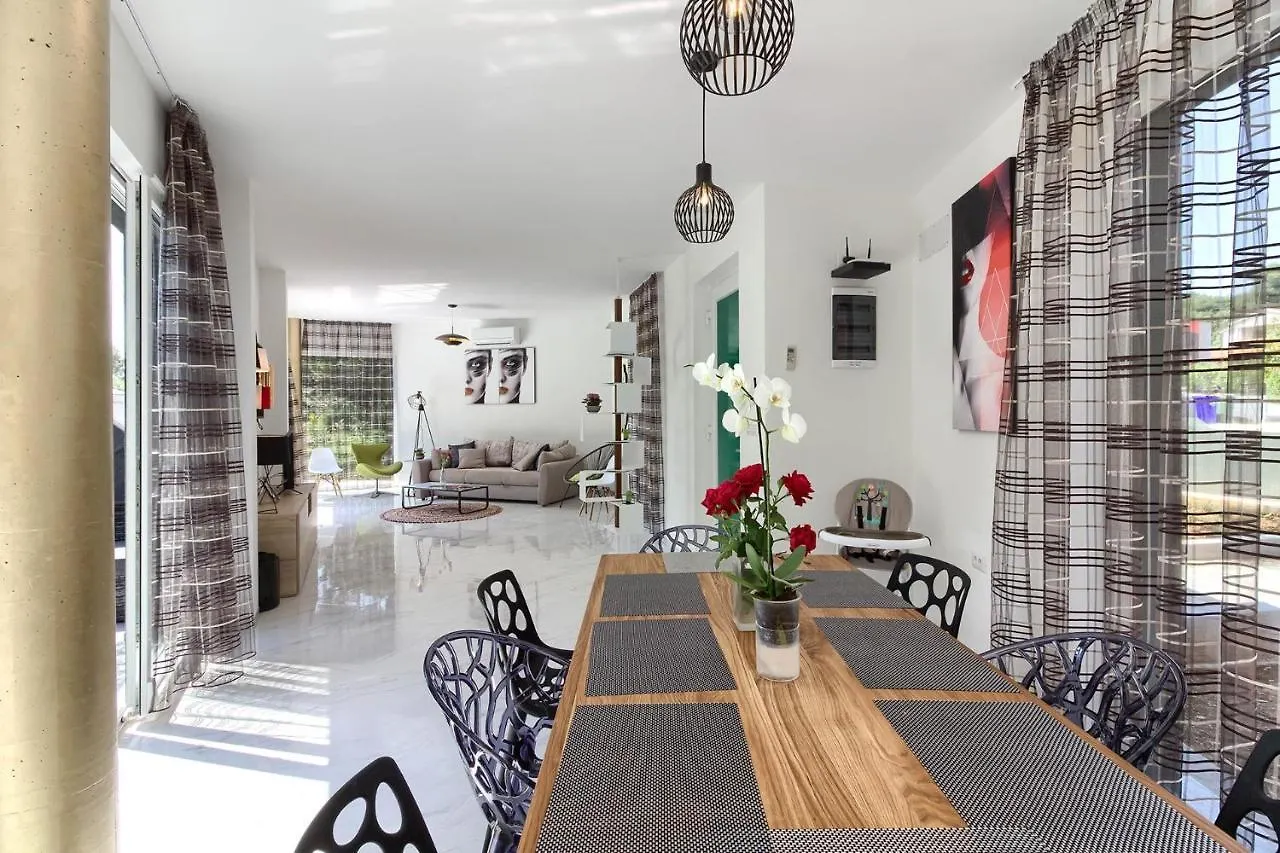 Amazing Villa Sandra With Pool Near The Beach, Extra Pool Heating Available - Wiibuk Medulin