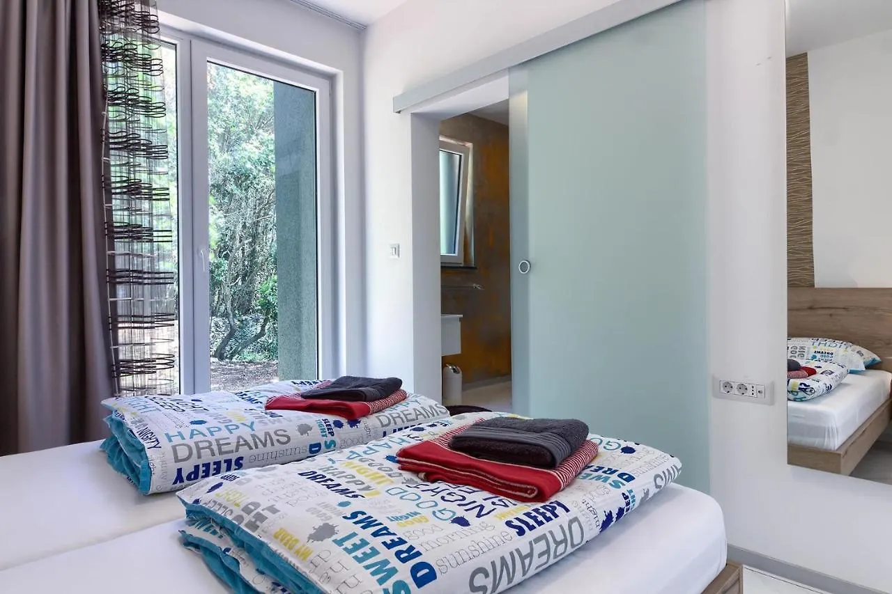 Amazing Villa Sandra With Pool Near The Beach, Extra Pool Heating Available - Wiibuk Medulin 0*,  Croatia