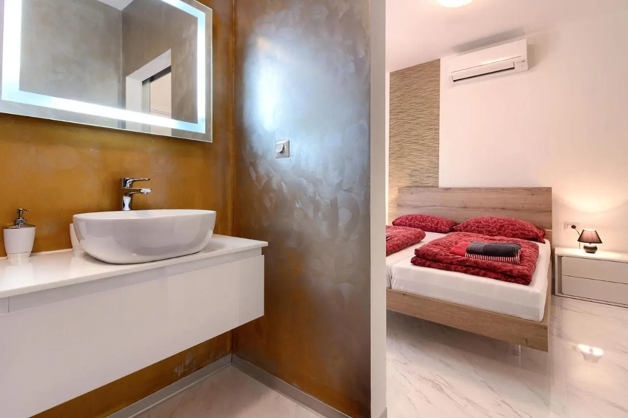 Amazing Villa Sandra With Pool Near The Beach, Extra Pool Heating Available - Wiibuk Medulin