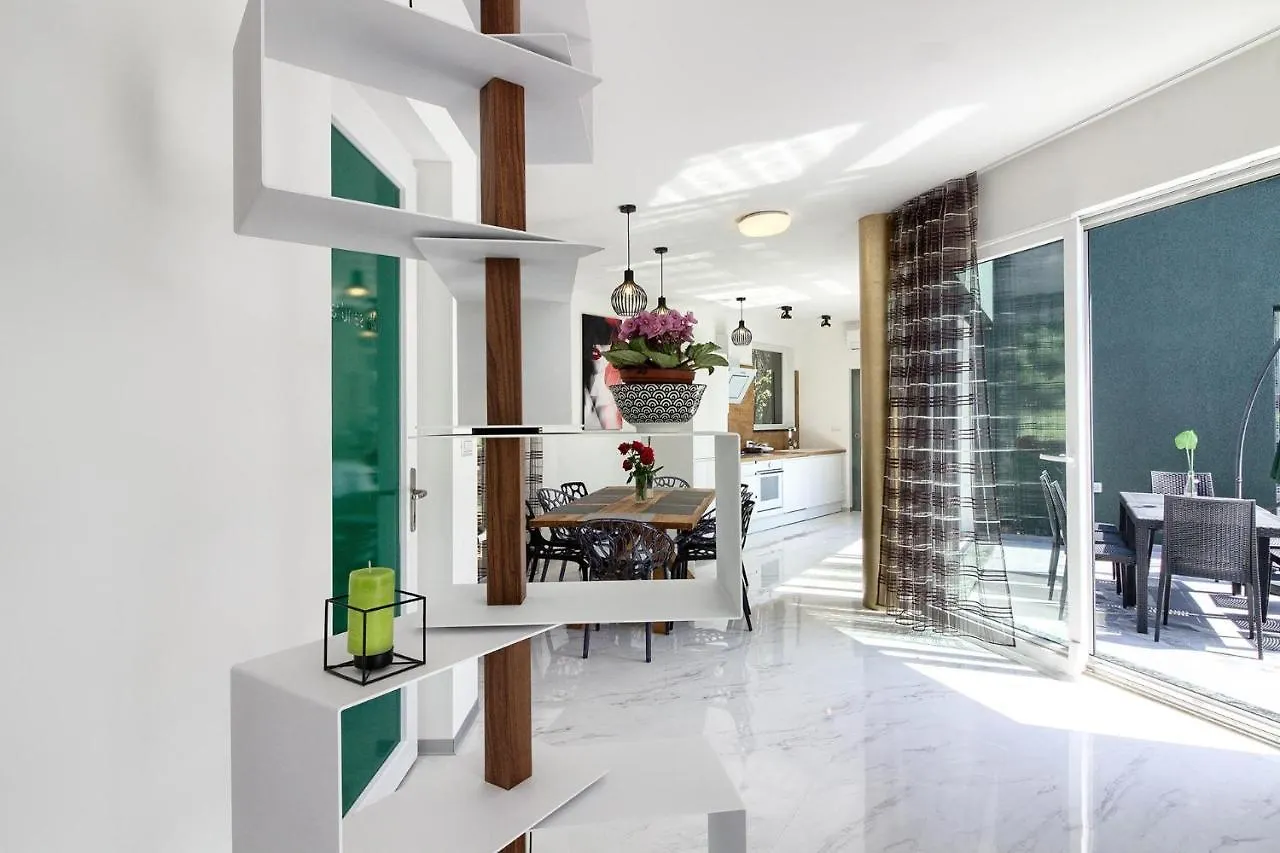 Amazing Villa Sandra With Pool Near The Beach, Extra Pool Heating Available - Wiibuk Medulin 0*,
