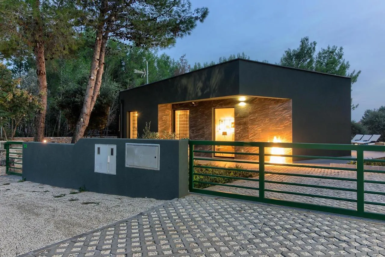 Amazing Villa Sandra With Pool Near The Beach, Extra Pool Heating Available - Wiibuk Medulin 0*,