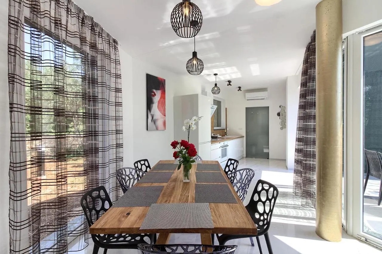 Amazing Villa Sandra With Pool Near The Beach, Extra Pool Heating Available - Wiibuk Medulin