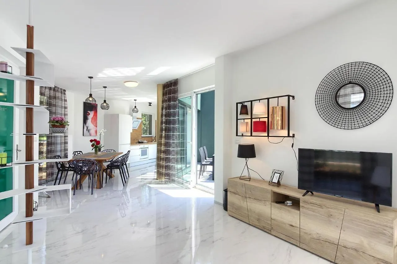 Amazing Villa Sandra With Pool Near The Beach, Extra Pool Heating Available - Wiibuk Medulin 0*,