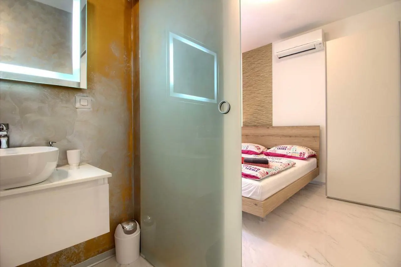 Amazing Villa Sandra With Pool Near The Beach, Extra Pool Heating Available - Wiibuk Medulin 0*,  Croatia
