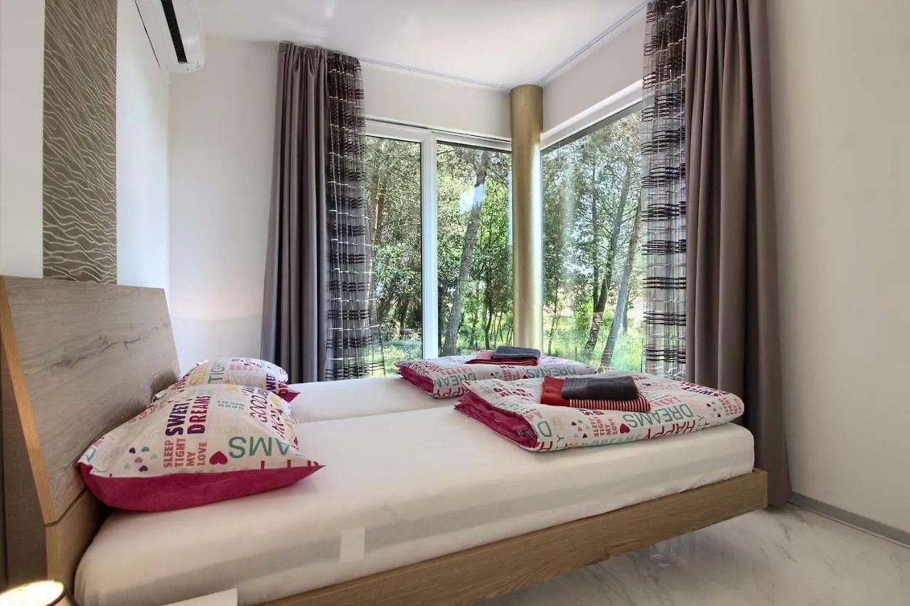 Amazing Villa Sandra With Pool Near The Beach, Extra Pool Heating Available - Wiibuk Medulin 0*,  Croatia